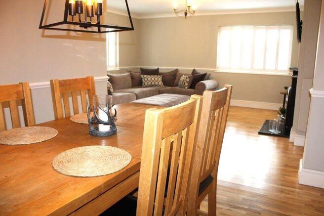 Lounge / Dining Room Picture 2