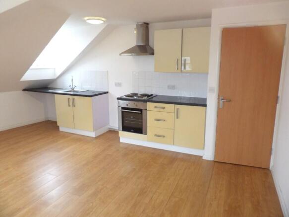 KITCHEN / LOUNGE