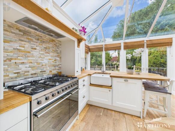 CAM03852G0-PR0304-STILL022