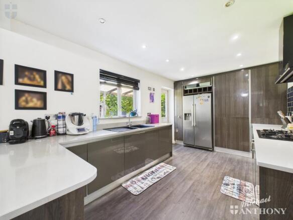 CAM03218G0-PR0720-STILL007