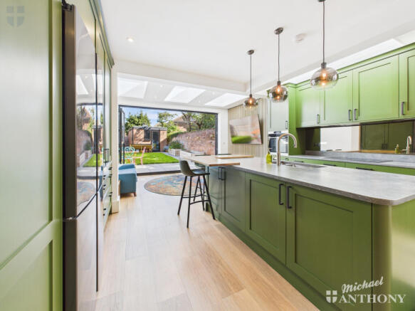 CAM03852G0-PR0426-STILL003