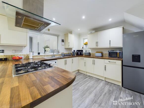 CAM03852G0-PR0175-STILL008