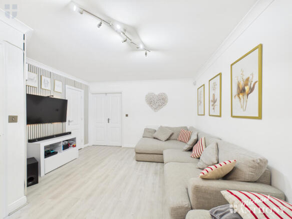 CAM03218G0-PR0794-STILL004