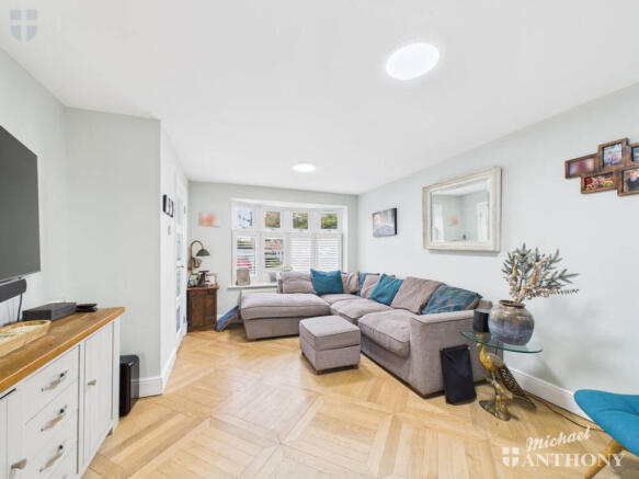 CAM03218G0-PR0806-STILL017-thumbnail-h750-70