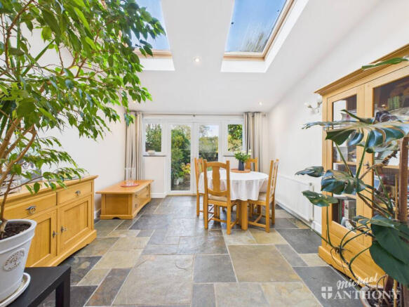 CAM03218G0-PR0827-STILL007-thumbnail-h750-70