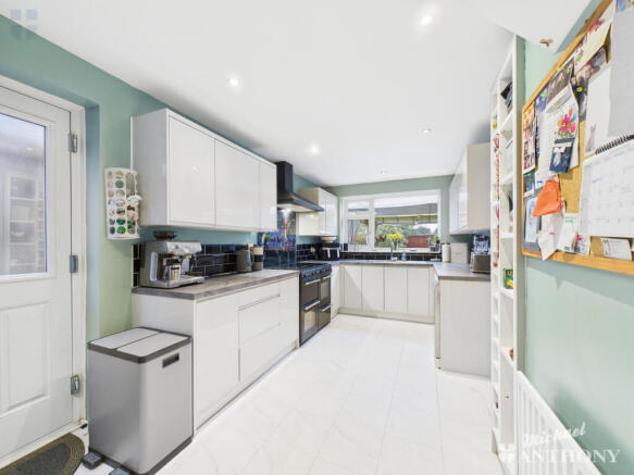 CAM03218G0-PR0880-STILL013