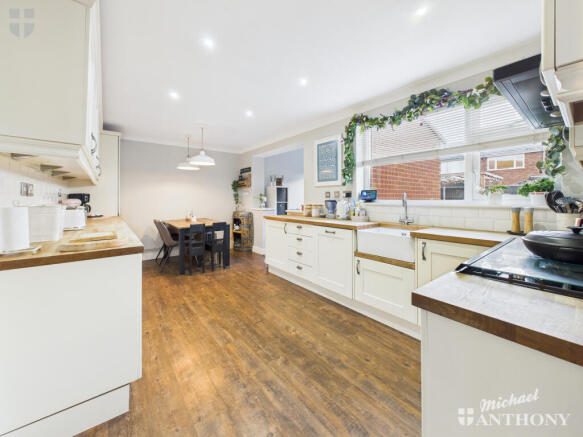 CAM03852G0-PR0506-STILL010