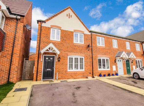 2 bedroom end of terrace house for sale in Yeats Drive, Warwick, CV34