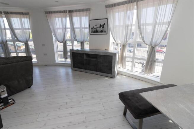 Lounge/Dining Area