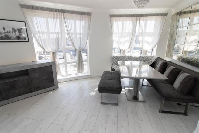 Lounge/Dining Area