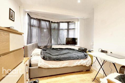 Barmouth Avenue, Greenford