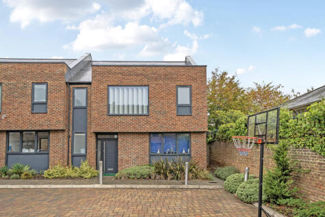 Southside Close, Uxbridge