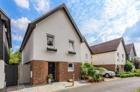 Oak Tree Gardens, Burpham, Guildford, Surrey, GU1