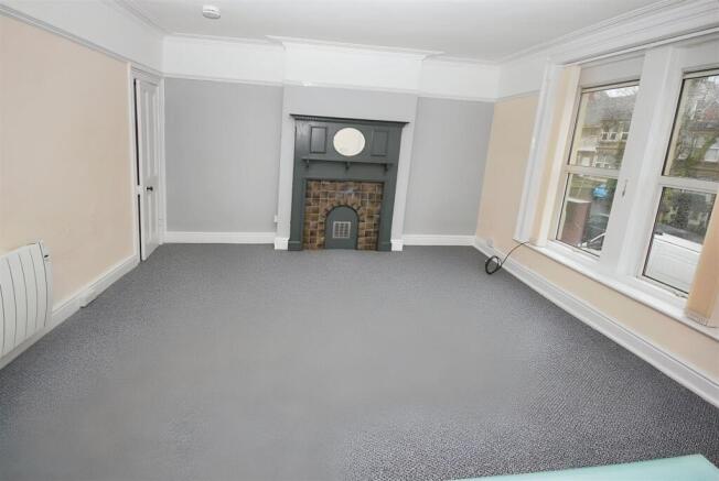 Living/sleeping area