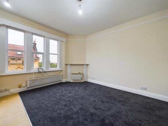 Living/sleeping area