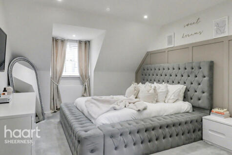 Commodores Close, Halfway