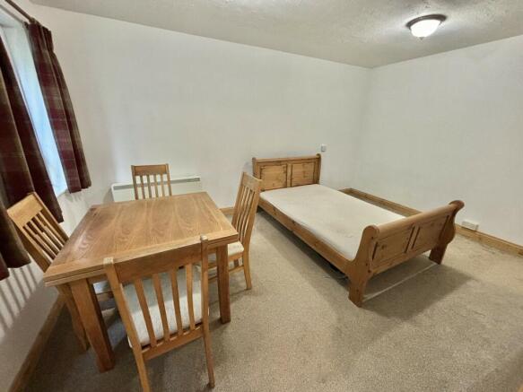 LOUNGE/BEDROOM