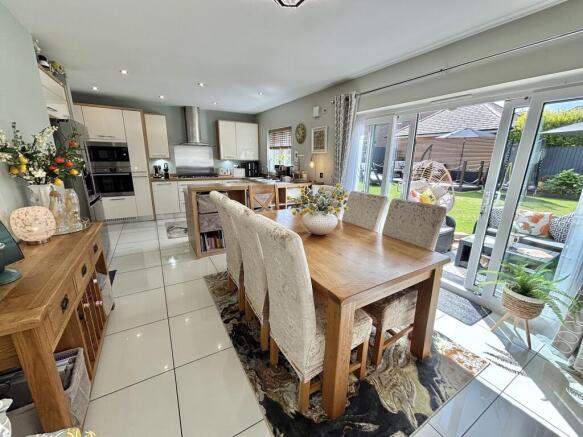 LIVING KITCHEN/DINER