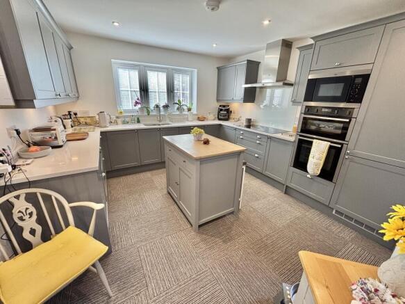 LIVING KITCHEN/DINER