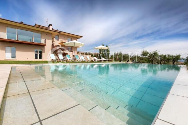 Villa moderna con  p