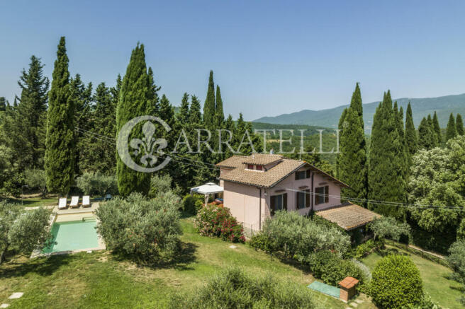 Villa con piscina su