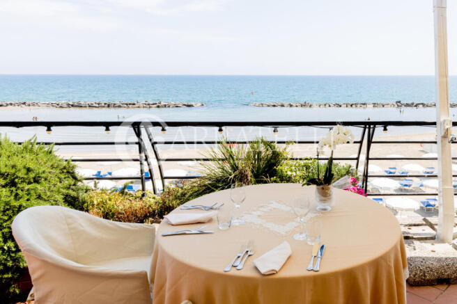 Esclusivo Hotel fron