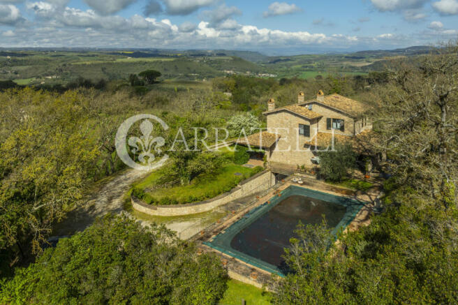 Casale con piscina a