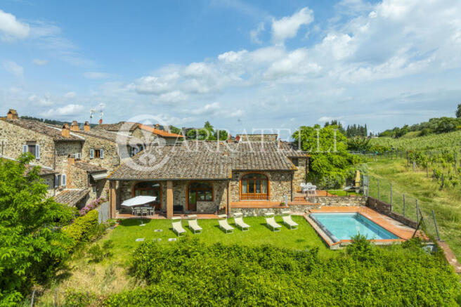 Casale con giardino 