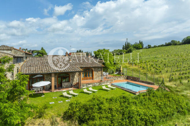 Casale con giardino 