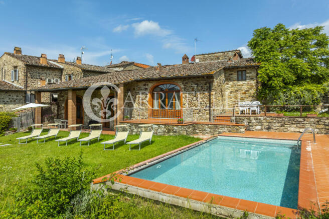 Casale con giardino 