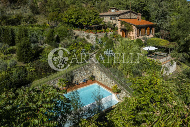 Casale con giardino
