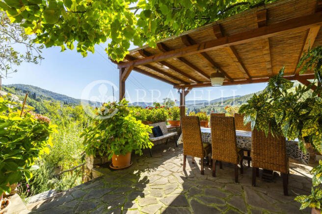 Casale con giardino