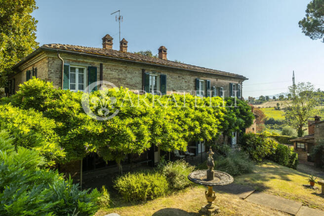 Casale con annessi e