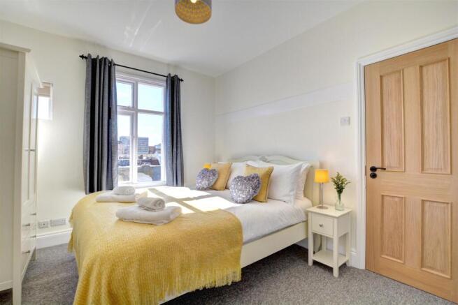37a Traflgar Street Bedroom 1.jpg