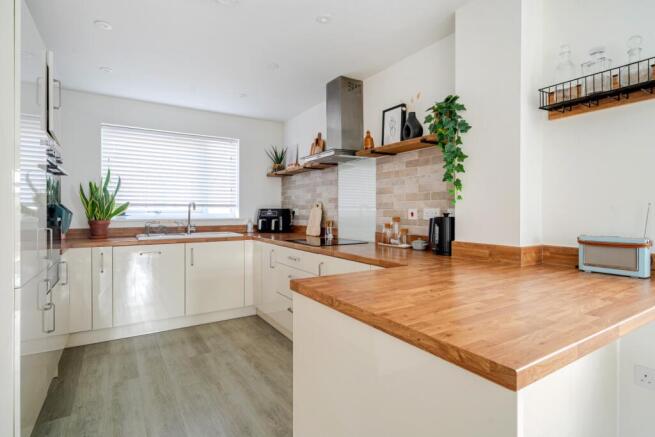 1361370-15-68dd215e47c91