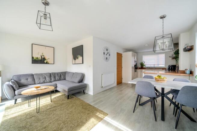 1361370-14-68dd214c39786