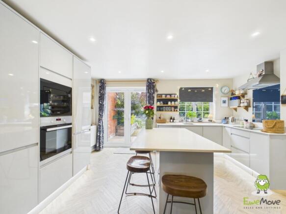 EweMove Estate Agents Basingstoke - 2 Cowslip Bank