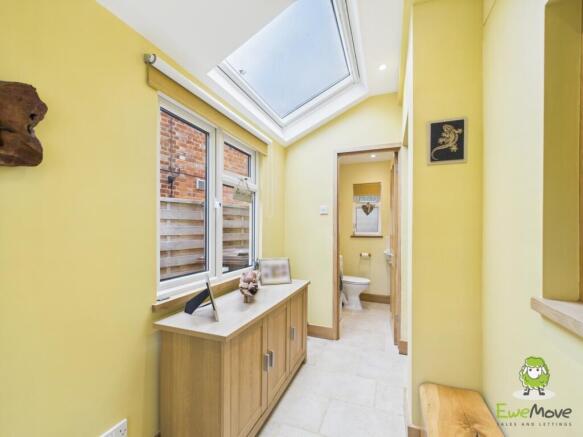 EweMove Estate Agents Basingstoke - Dursley Cottag