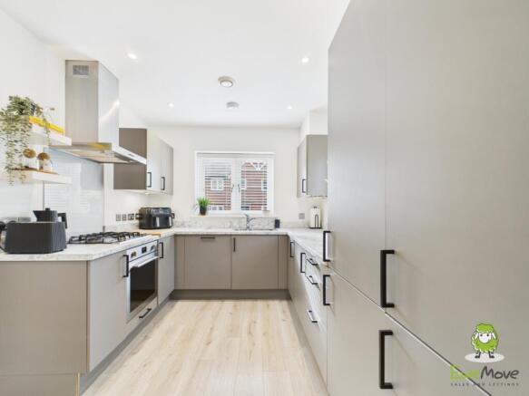 EweMove Estate Agents Basingstoke - Fishbourne Gar