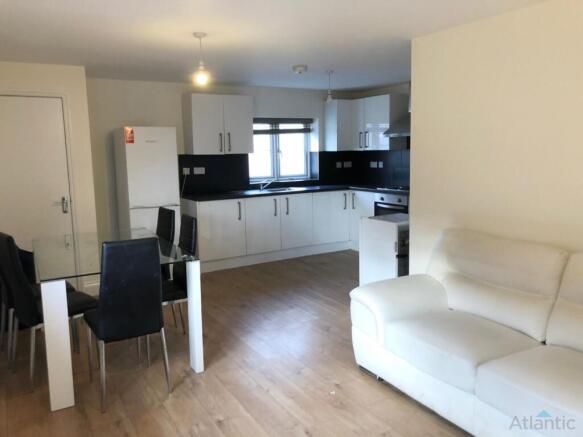 Large 4 Bedroom 1st floor flat