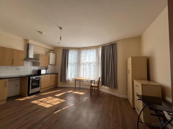 Large 1 Bedroom Flat