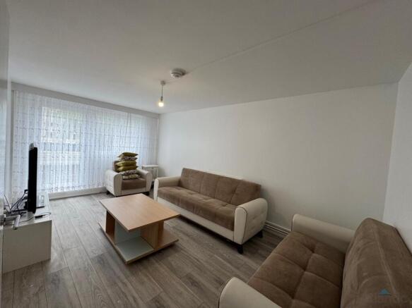Large 1 Bedroom Flat With Balcony