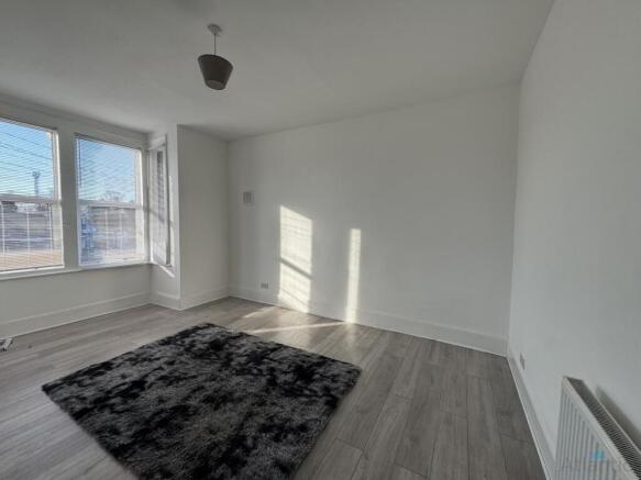 Large Newly Refurbished 4 Bedroom Flat