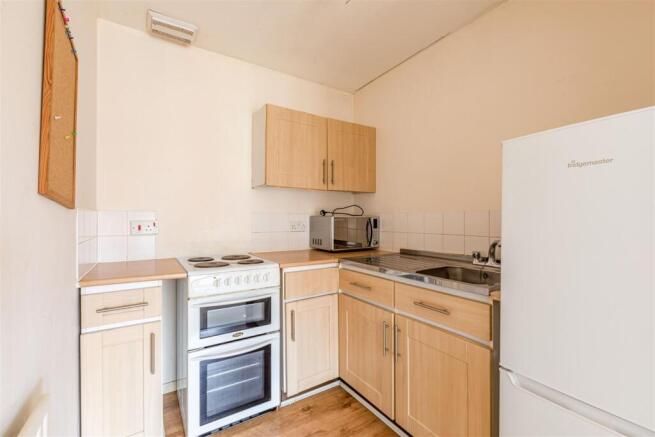 Gate Court, Gateway, Weybridge, KT13 8NW - 14.jpg