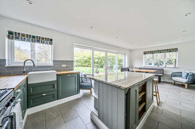 138505286928557e39057