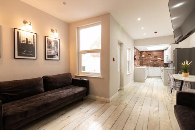 12MR Living Area / Kitchen