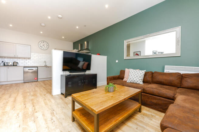 Flat 1, 122 Walter Road Living room 3