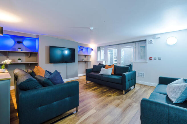 16 Buckingham Mount Living Room 1