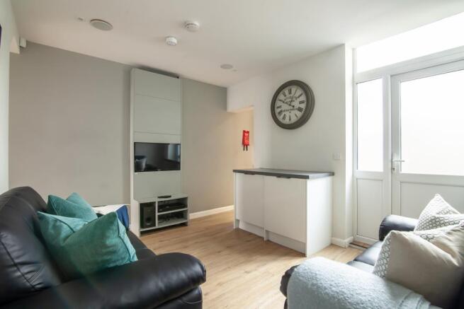 90 Ashford Street Living area 3