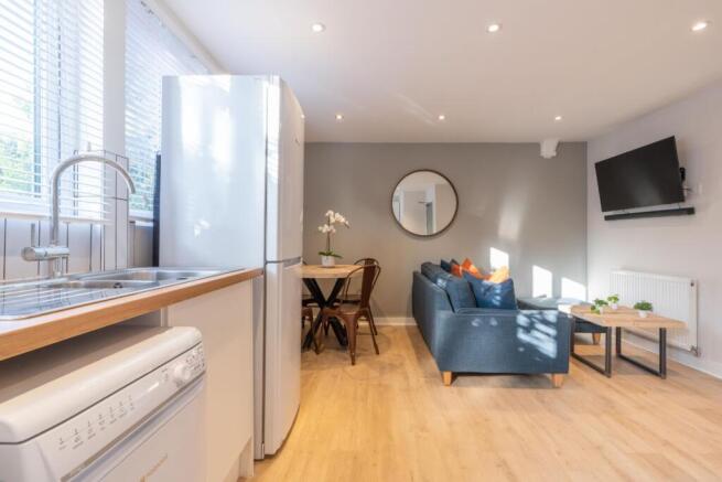 Flat E Portland Road